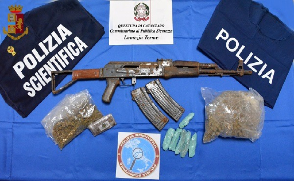 Beccato con droga in casa: 23enne in manette 51 Polizia lt