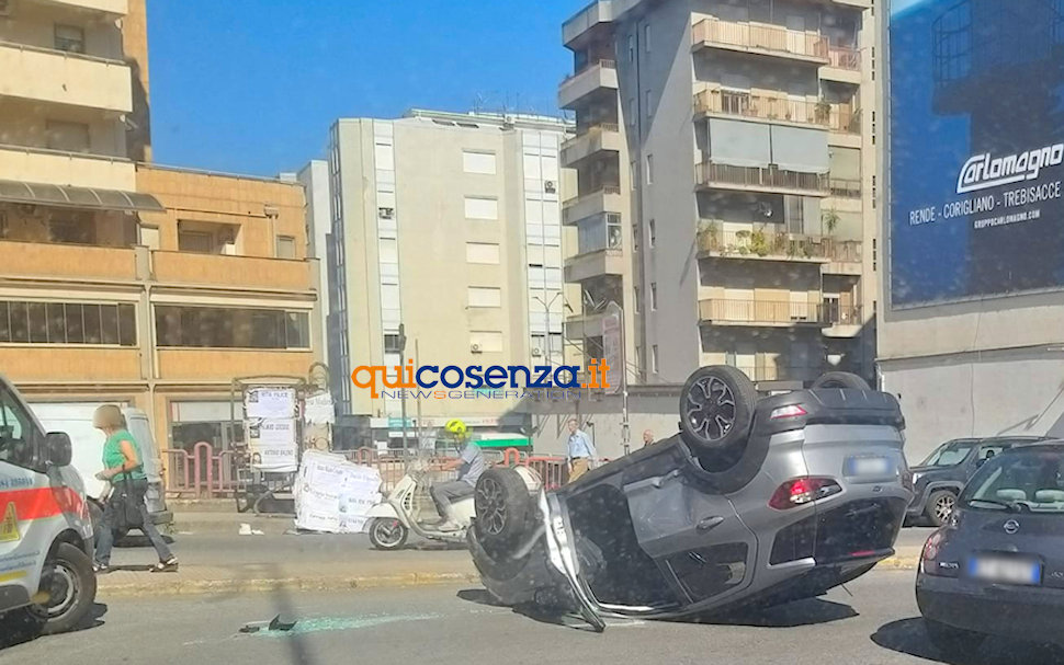 Cosenza, un'auto si ribalta dopo lo scontro con un'ambulanza: un ferito - FOTO 54 Scontro auto ambulanza
