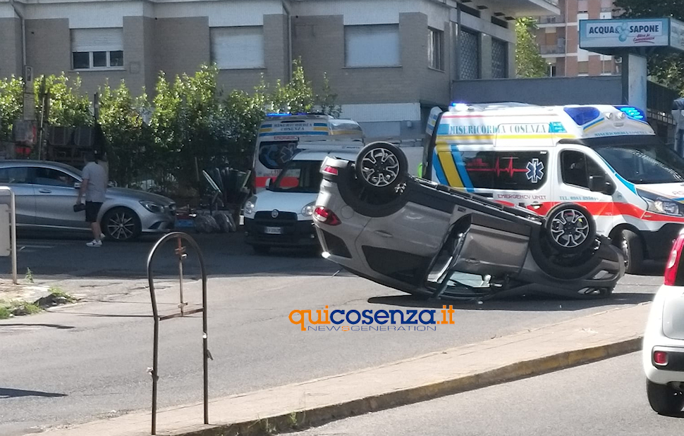 Cosenza, un'auto si ribalta dopo lo scontro con un'ambulanza: un ferito - FOTO 51 Scontro auto ambulanza2