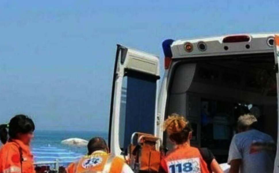 ambulanza in spiaggia generico