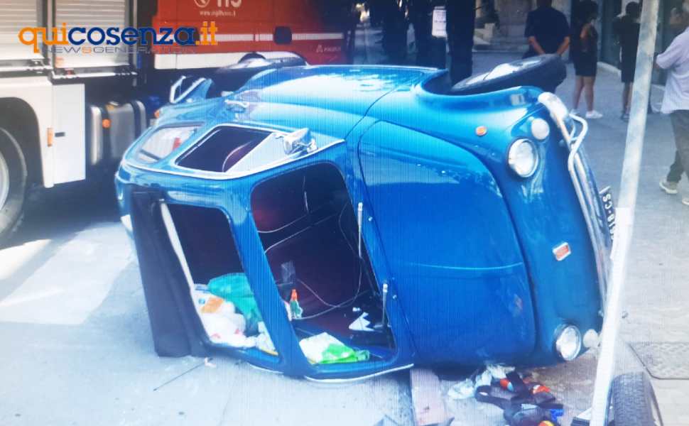 Cosenza, auto perde il controllo e si ribalta su corso Umberto 53 auto epoca 500 corso umberto cosenza 02
