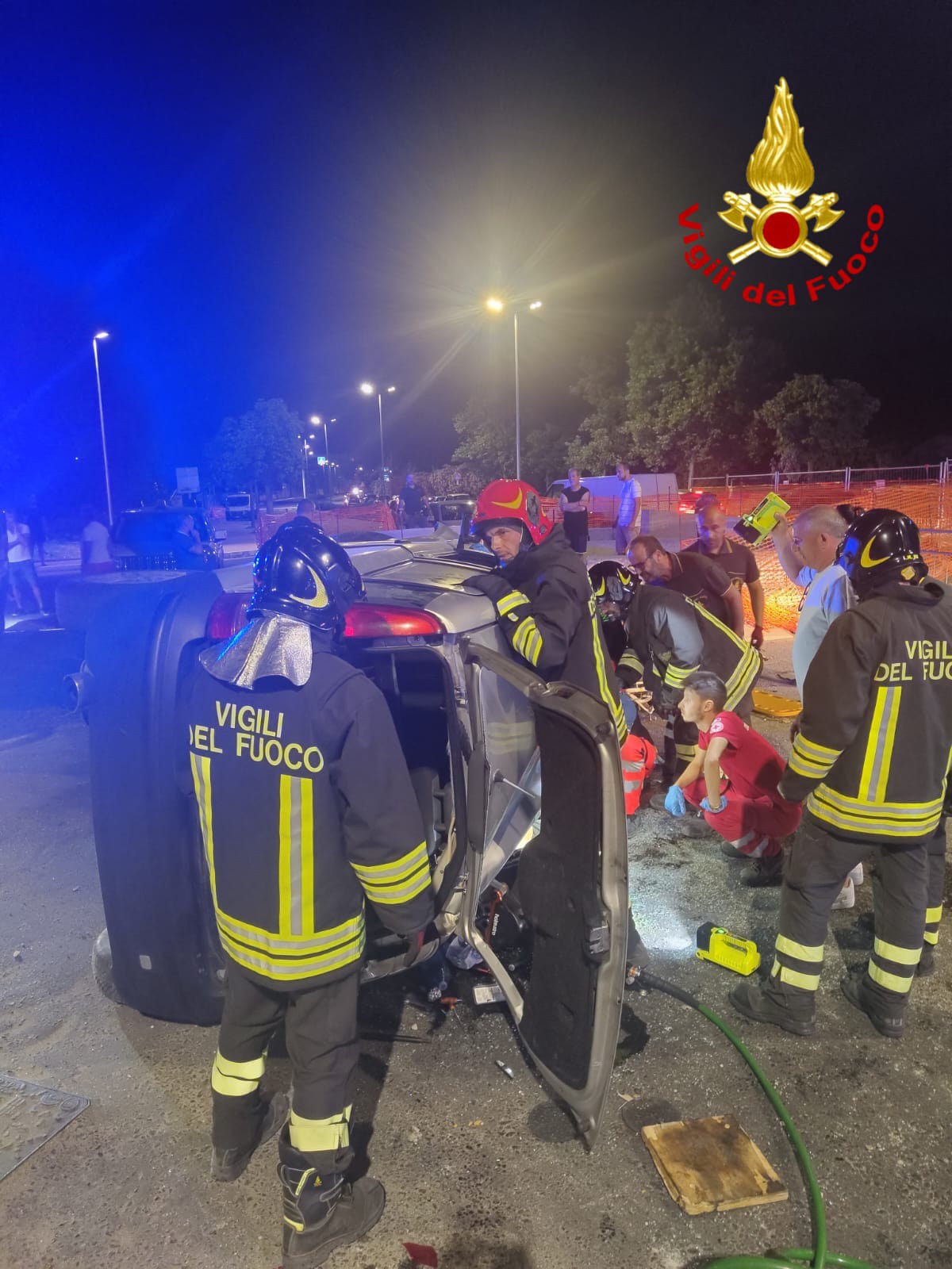 auto ribaltata crotone vigili fuoco 02