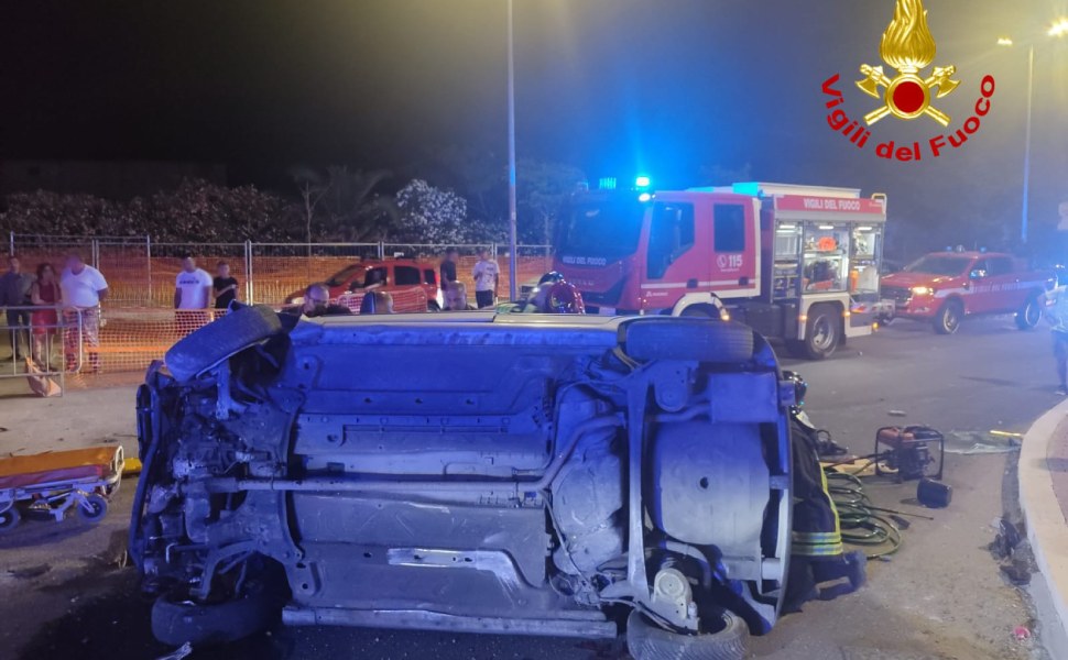 auto ribaltata crotone vigili fuoco