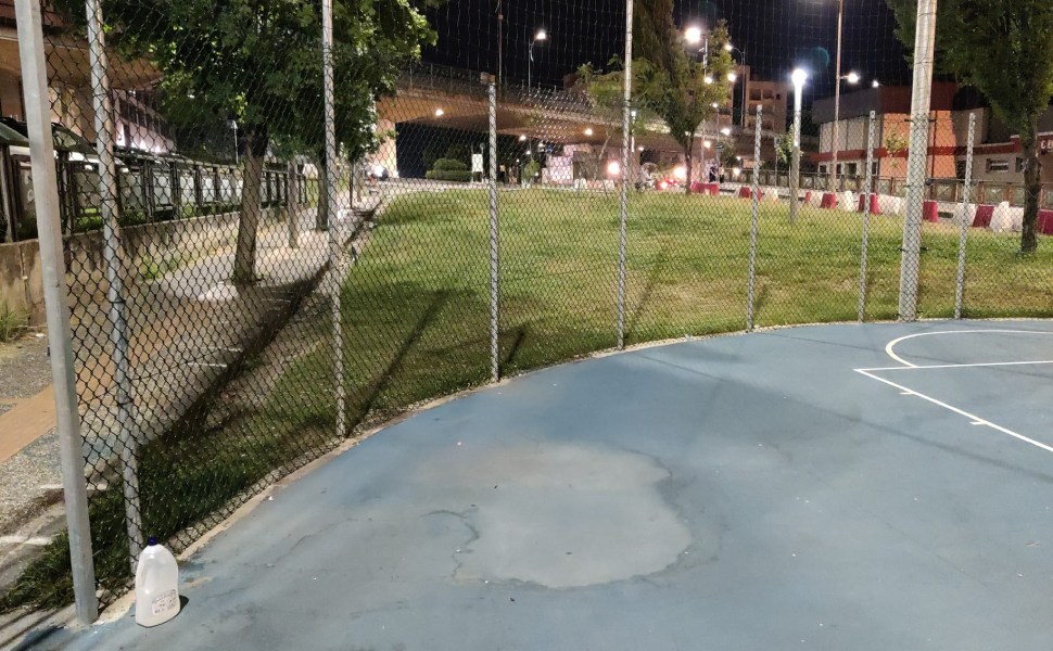 Cosenza: campetto basket danneggiato su viale Parco, rimesso in sesto da due ragazzi 57 campetti parco benessere rimessi in sesto 02