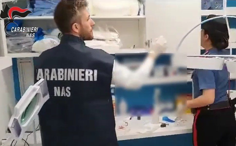 Ai domiciliari falso medico: eseguiva trapianti di capelli per 2.500 euro, a rischio i pazienti 1 carabinieri nas medico reggio calabria