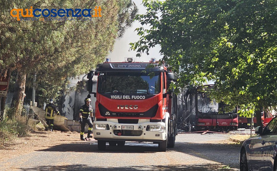 in fiamme bus amaco mezzo incendio 03