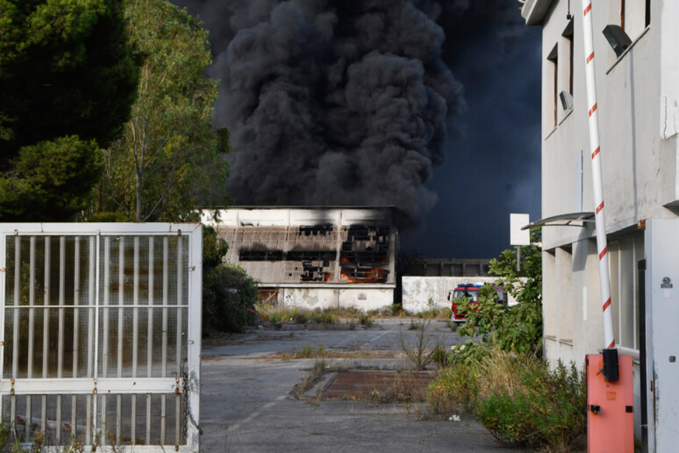 incendio fabbrica crotone
