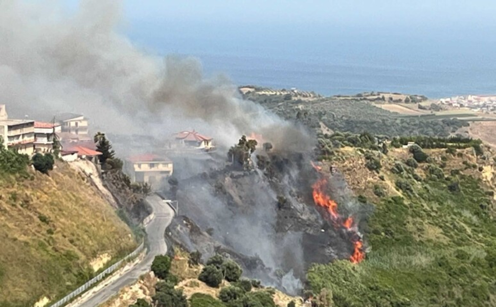 incendio a strongoli e crucoli