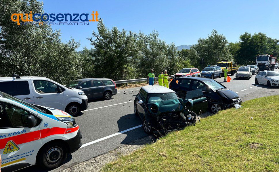 Cosenza: incidente sulla Statale 107 nei pressi del cimitero, due feriti lievi 53 incidente 107 cimitero cosenza
