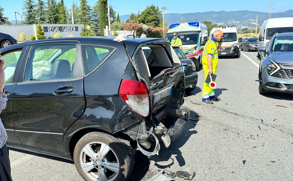 Cosenza: incidente sulla Statale 107 nei pressi del cimitero, due feriti lievi 54 incidente regal garden cimitero 107