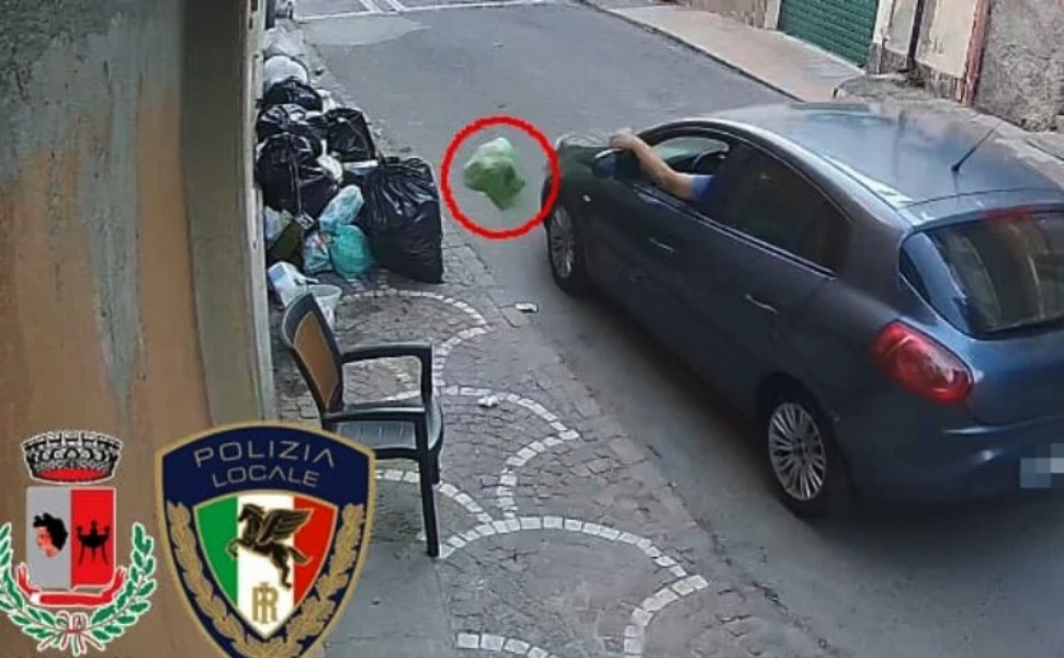 lancio sacchetto rifiuti ciro marina