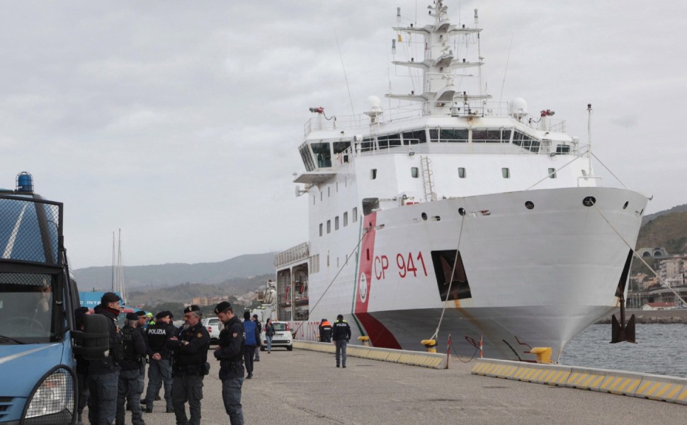 nave dattilo migranti polizia guardia costiera rc