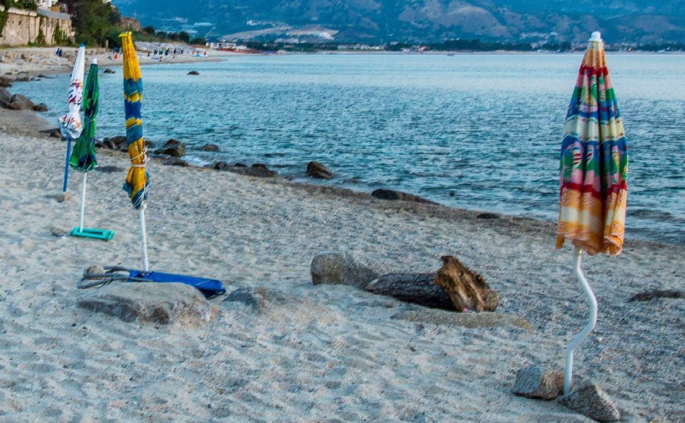 Villapiana, blitz contro i "furbetti" del posto in prima fila. Sequestrati ombrelloni e sdraio lasciati sulla spiaggia 52 ombrellonIi prima fila spiaggia