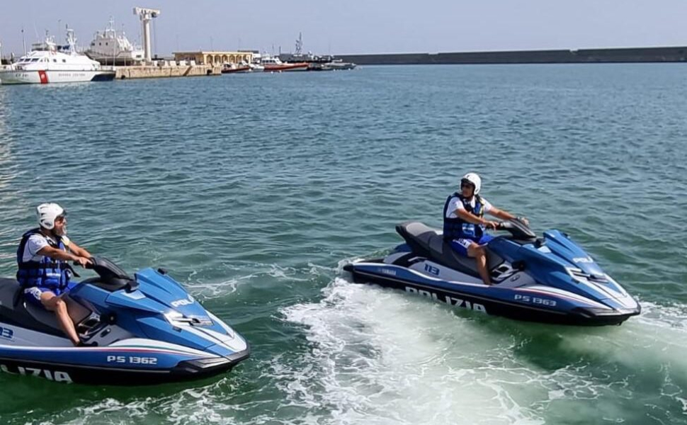 Anche quest’anno la polizia attiva i servizi di vigilanza costiera in acquascooter 51 polizia acquascooter