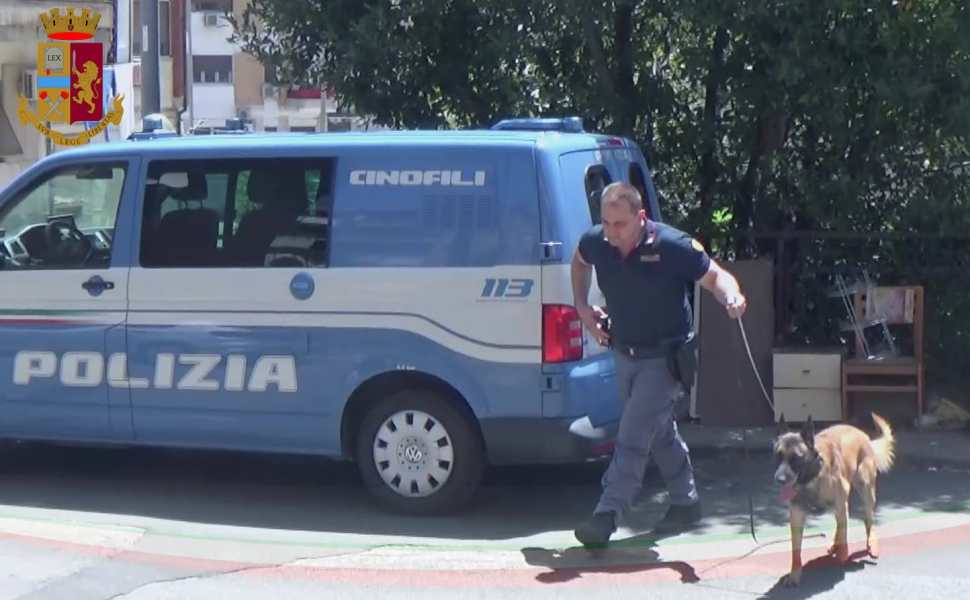 polizia arresto donna cosenza 5 chili hashish 02