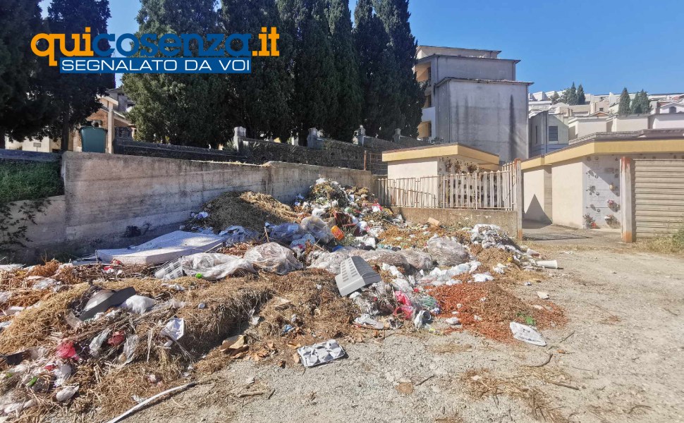 Cosenza: rifiuti 'riposano' davanti al cimitero. Televisori e materassi in mezzo a sfalci e potature 51 rifiuti cimitero entrata laterale cosenza