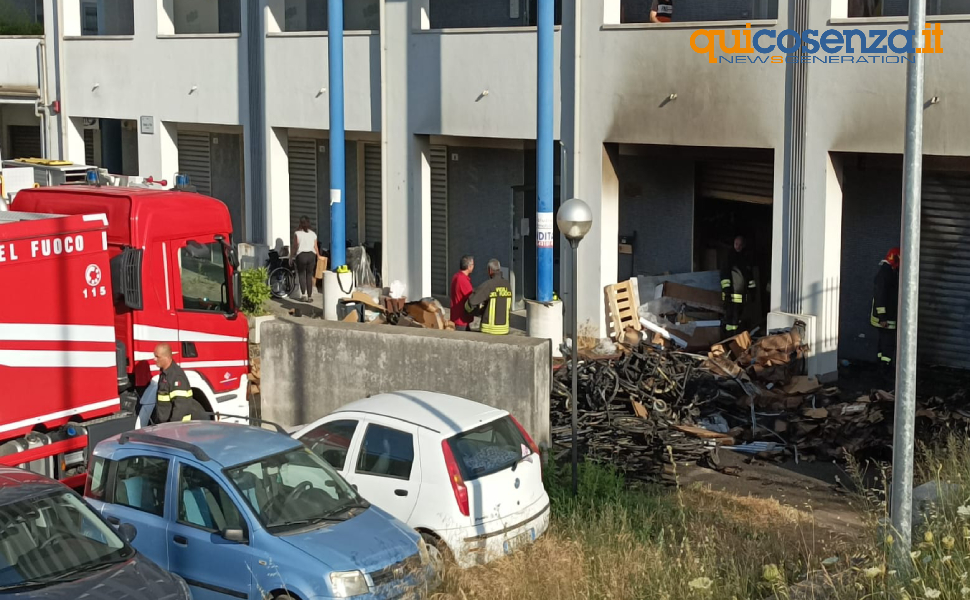 Cosenza, incendio in un magazzino tra Viale Parco e Cristo Re. In fiamme carrozzine per disabili 55 vigili del fucoco incendio