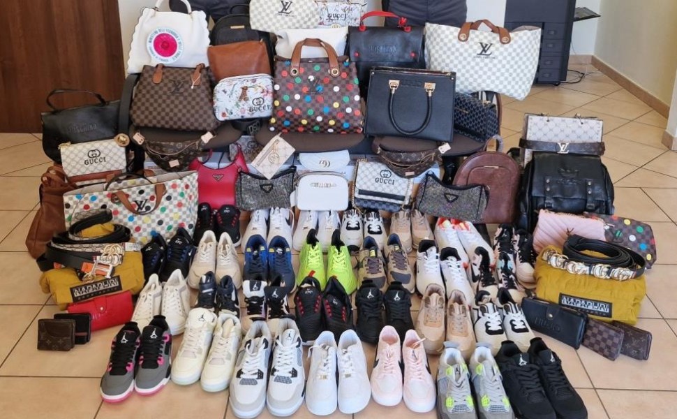 900 articoli contraffatti Gdf Catanzaro