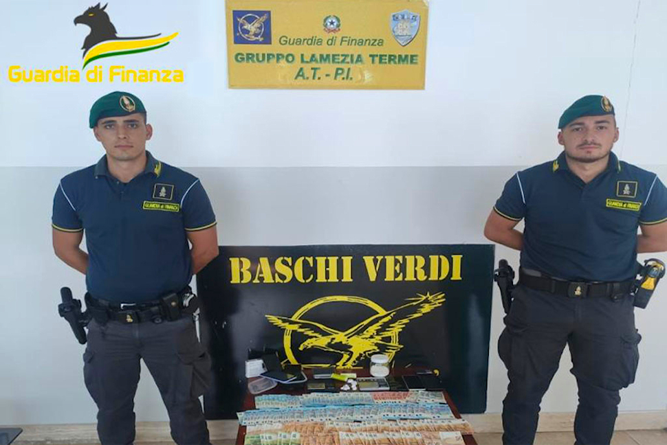 Si fingono bagnanti e arrestano un pusher. I finanzieri sequestrano cocaina, soldi e sei cellulari 51 Baschi verdi