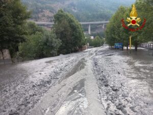 Tsunami di fango a Bardonecchia «scappate». Esonda un torrente, danni e paura - FOTO 53 Bardonecchia fango1