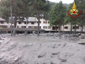 Tsunami di fango a Bardonecchia «scappate». Esonda un torrente, danni e paura - FOTO 57 Bardonecchia fango6