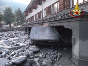 Tsunami di fango a Bardonecchia «scappate». Esonda un torrente, danni e paura - FOTO 58 Bardonecchia fango7