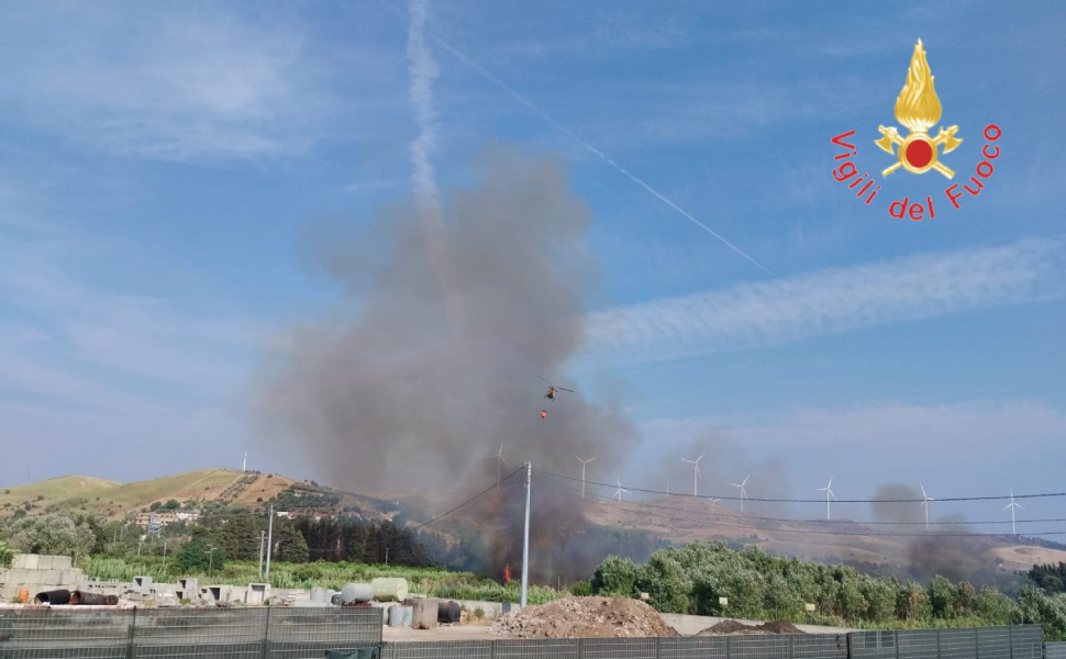 Vasto incendio di vegetazione: il rogo colpisce macchia mediterranea e canneti 55 INCENDIOO