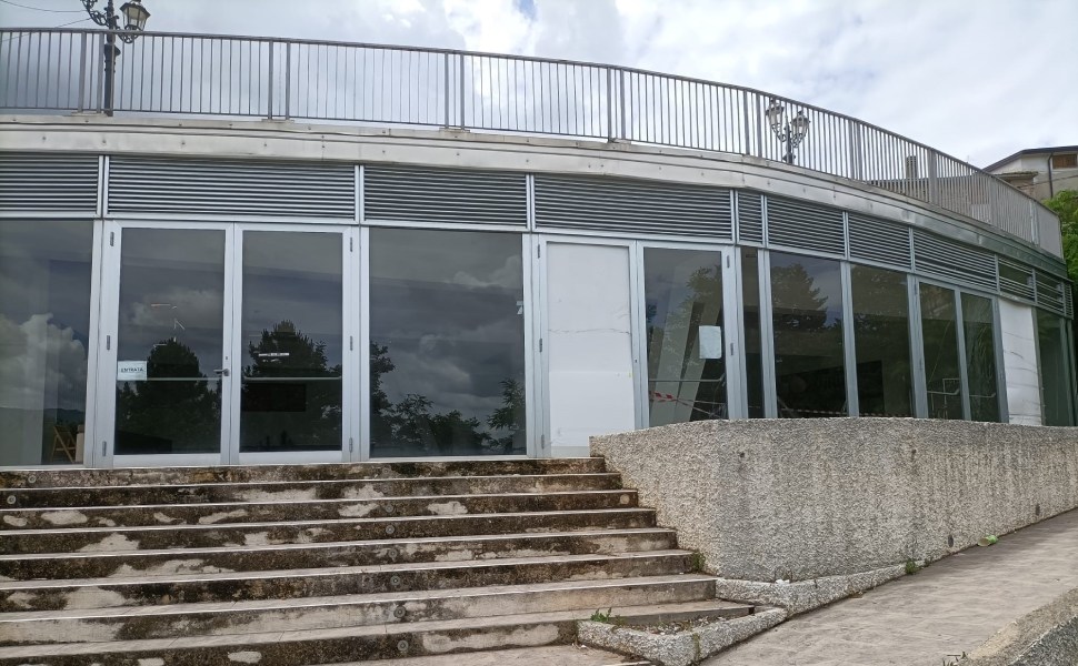 Donnici: sostituita la vetrata dell’auditorium del Centro Polifunzionale, grazie ad un privato 51 auditorium donnici vetrata polifunzionale oggi
