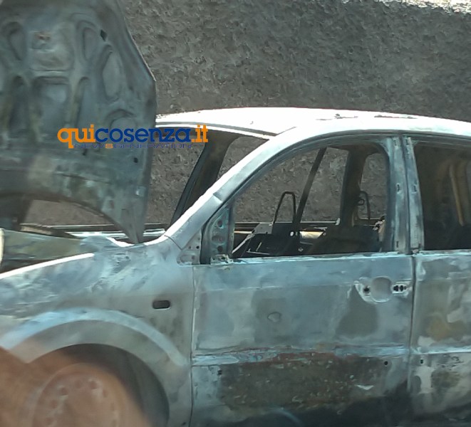 auto camigliatello in fiamme