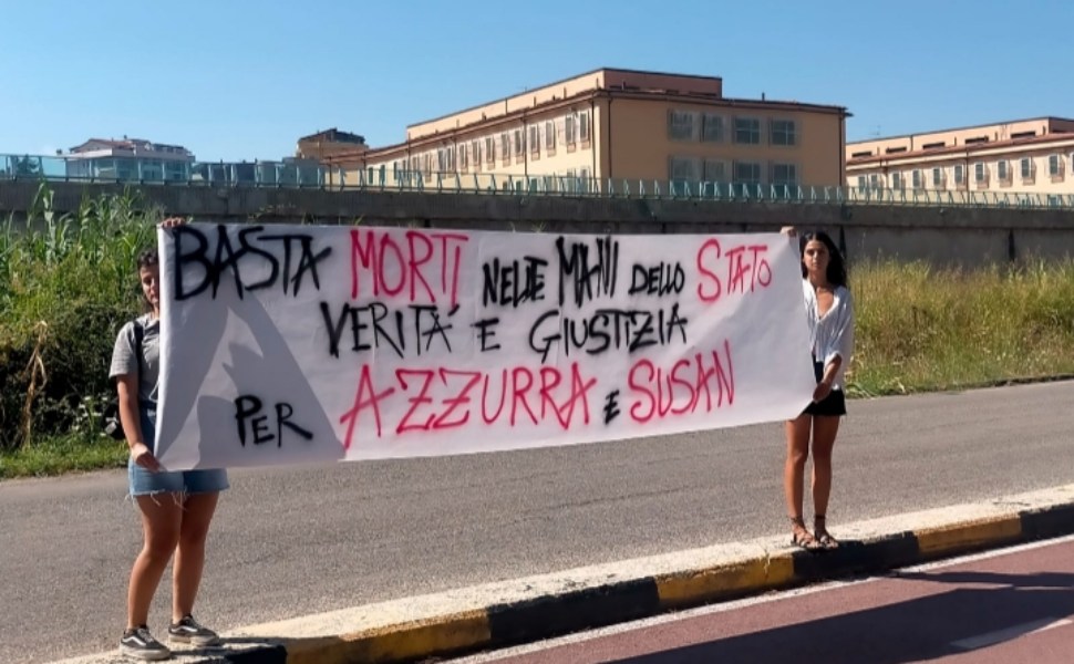Suicidi in carcere, sit in del movimento La Base a Cosenza: «cambiare sistema che uccide» 51 carcere sit in la base cosenza