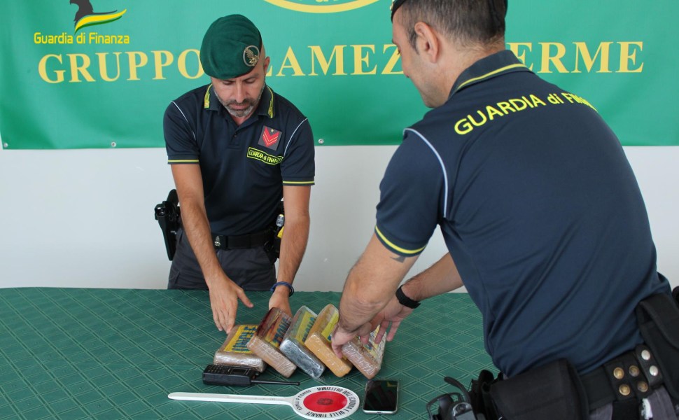 Sequestrati a Falerna cinque panetti di cocaina, la droga nascosta in un autocarro 54 cocaina sequestro falerna 02
