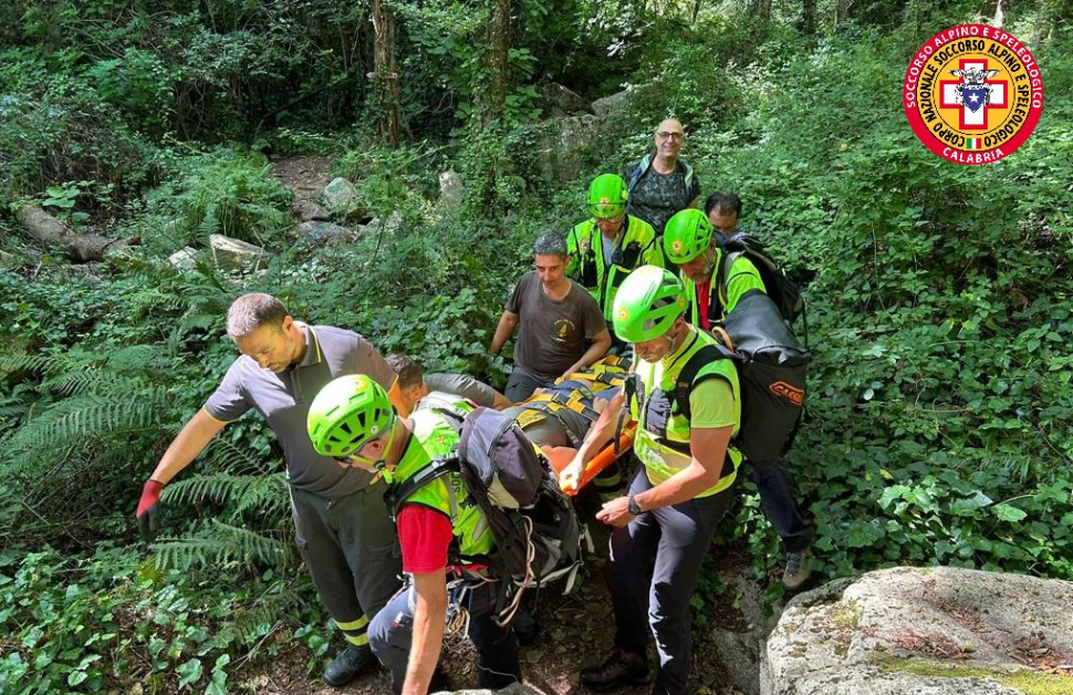 donna precipita fiume