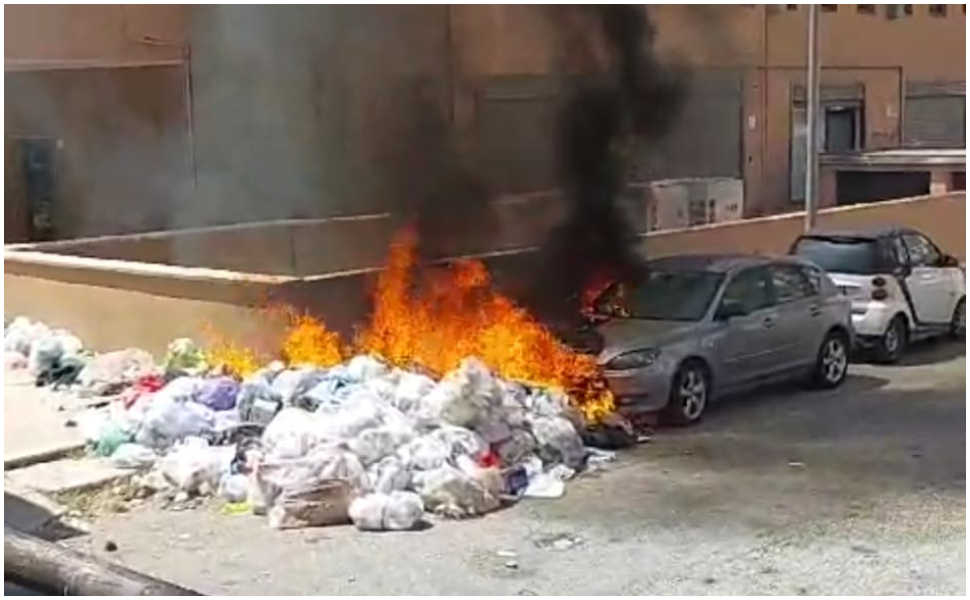 Cumuli di rifiuti bruciano in città, in fiamme un'auto - VIDEO 1 fiamme reggio
