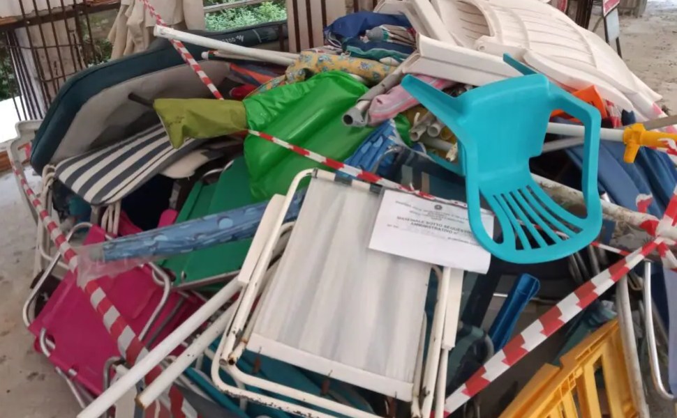 guardia costiera sequestro ombrelloni sedie