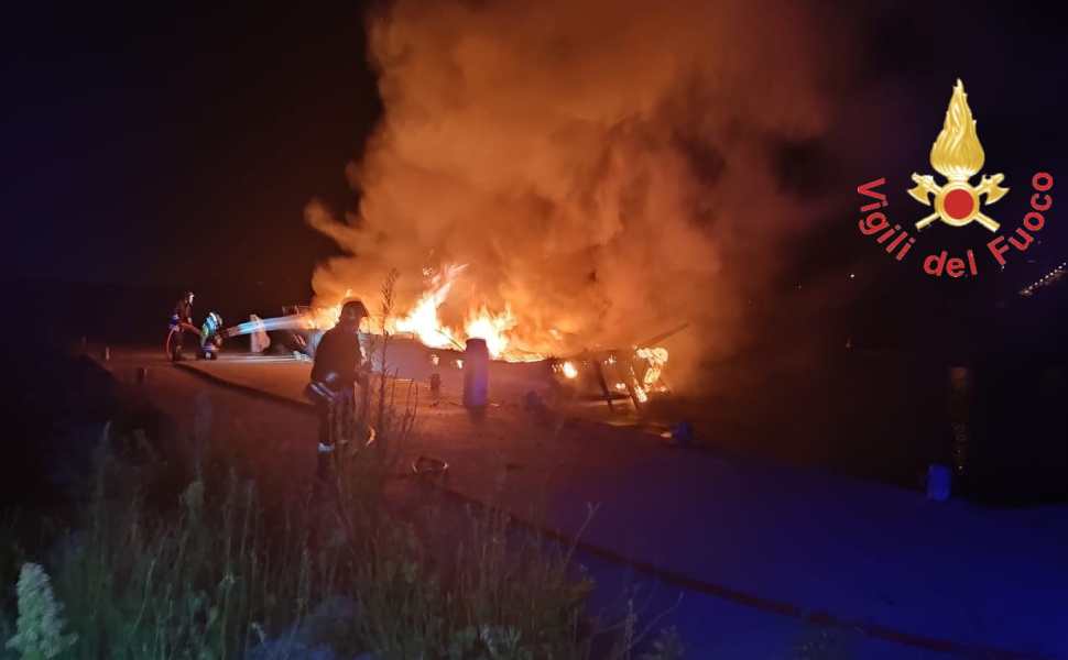 imbarcazione porto badolato incendio 01