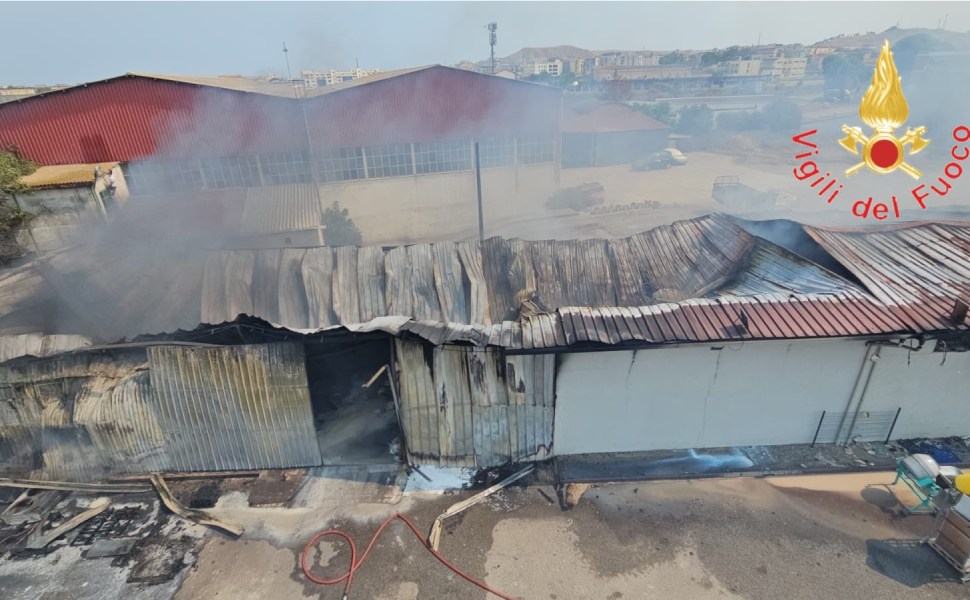 incendio deposito crotone tetto collassato