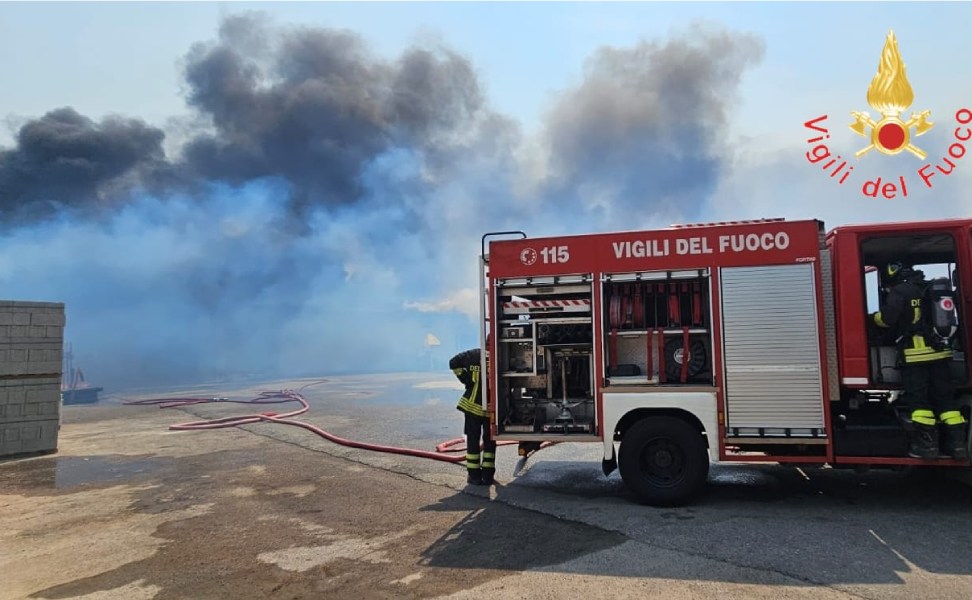 incendio deposito crotone