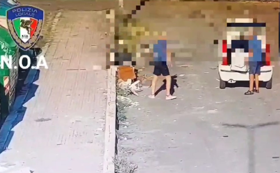 Telecamere in azione contro gli 'incivili' dei rifiuti, due persone sanzionate - VIDEO 1 noa abbandono rifiuti crotone