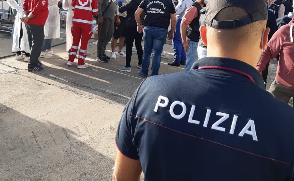 polizia sbarco migranti