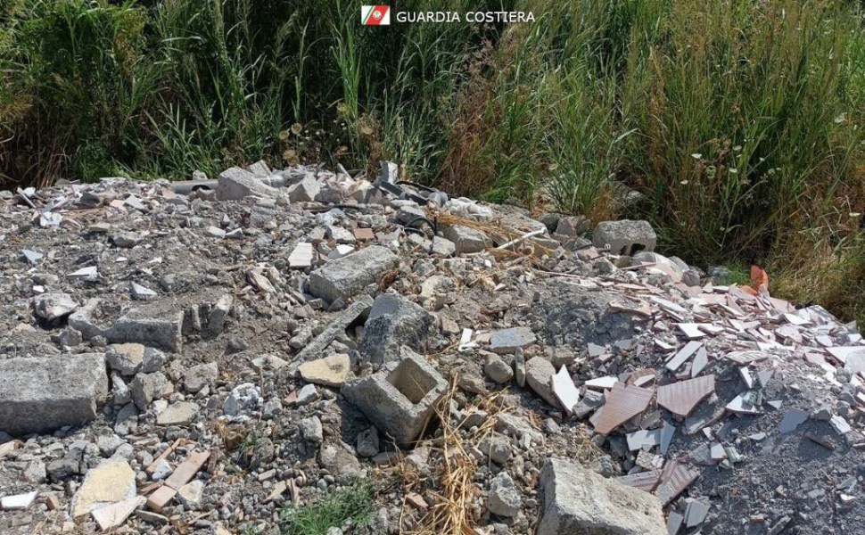 sequestro cantiere rifiuti speciali guardia costiera catanzaro