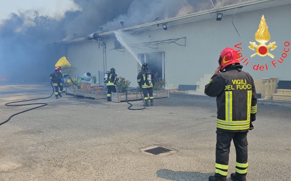vigili fuoco incendio deposito