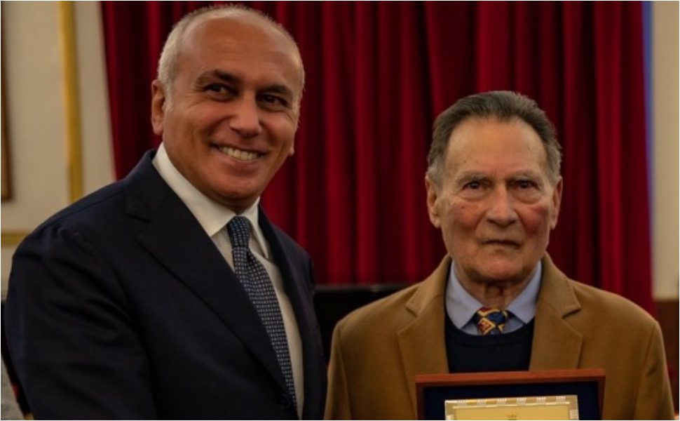 Addio a Franco Galiano: scrittore, poeta e fondatore dell'Accademia del Cedro. Caruso: «sono addolorato» 51 Franz Caruso e Franco Galiano