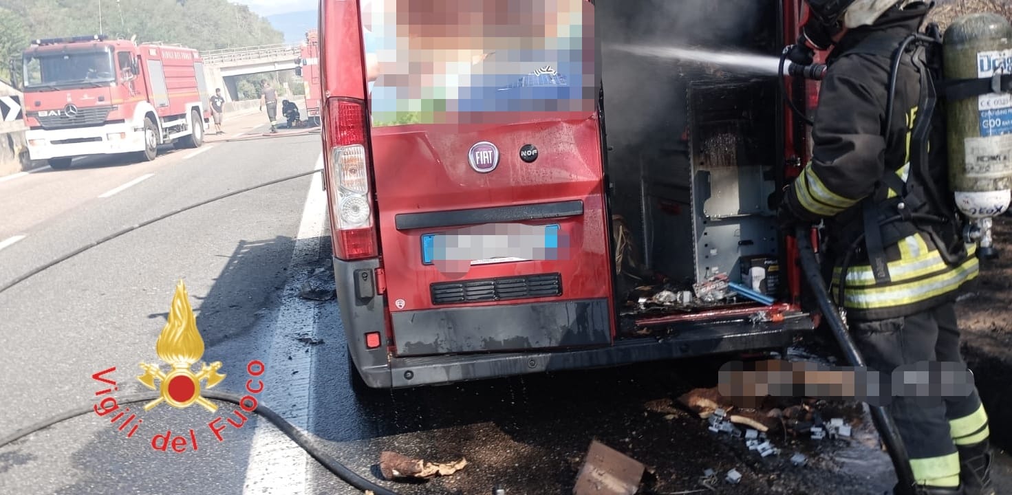 Furgone prende fuoco in transito, chiusa la strada statale 280 - FOTO 54 Immagine WhatsApp 2023 09 05 ore 11.35.39