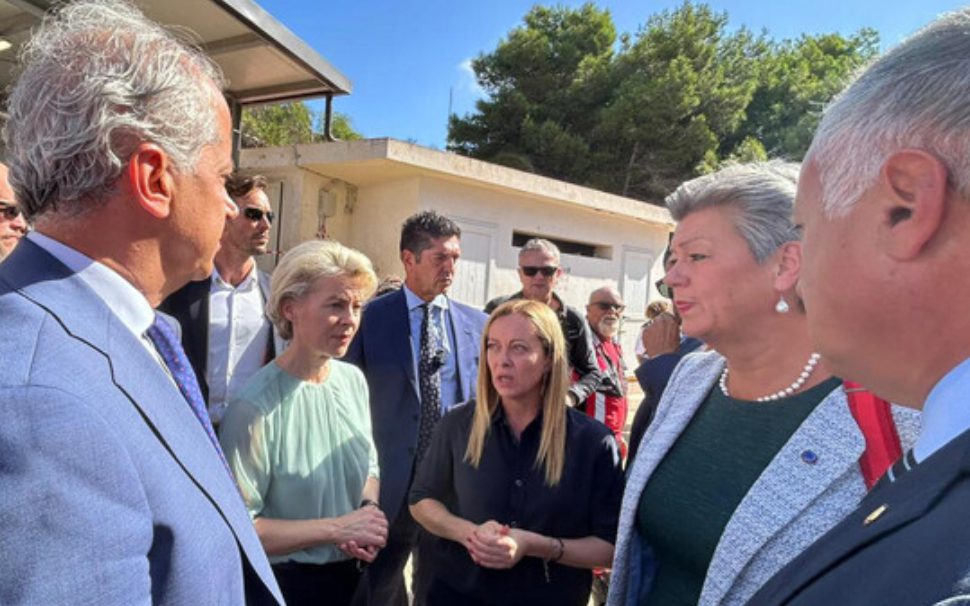 Meloni e von der Leyen a Lampedusa: «ce la stiamo mettendo tutta» 74 Meloni e von der Leyen a Lampedusa