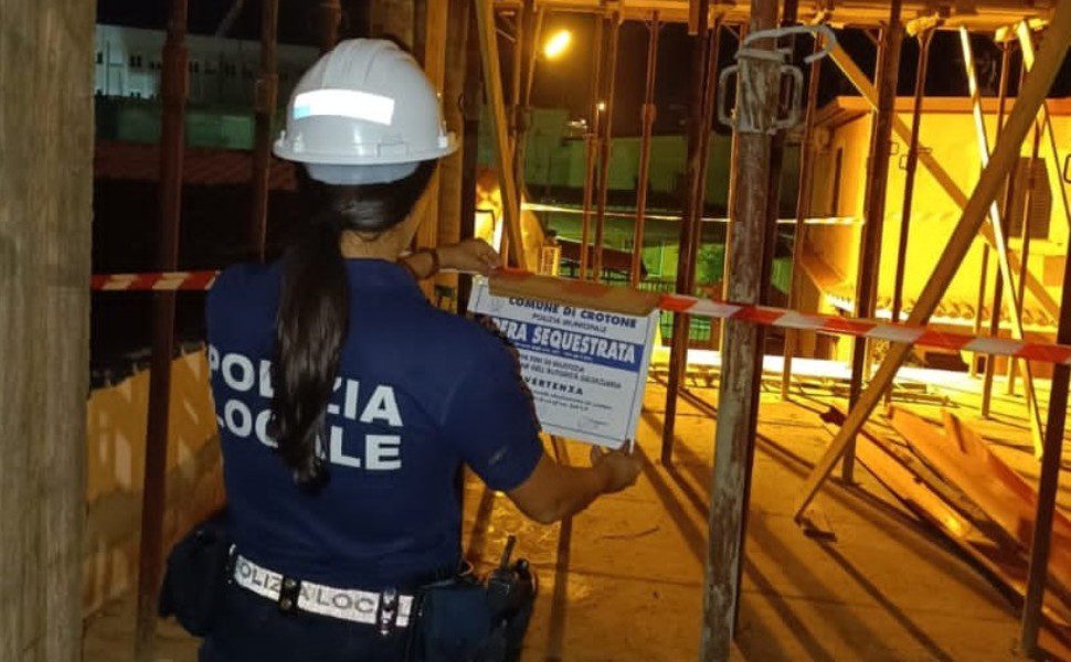 Sequestro manufatto abusivo polizia locale crotone