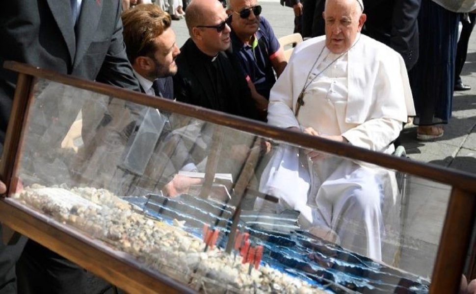 Tele dei detenuti donate al Papa in ricordo delle vittime di Cutro 1