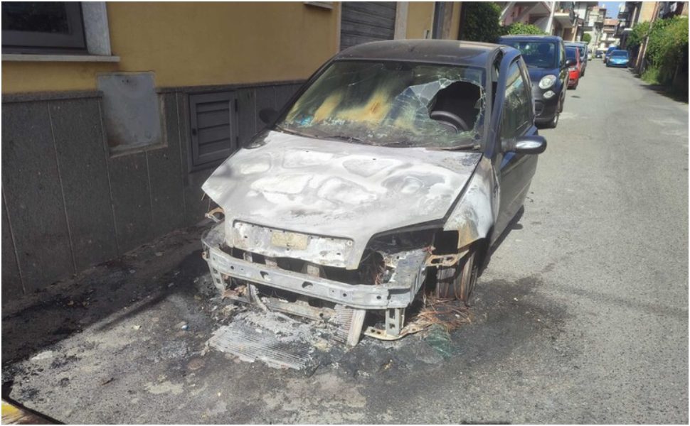 auto-bruciata-vigile-urbano