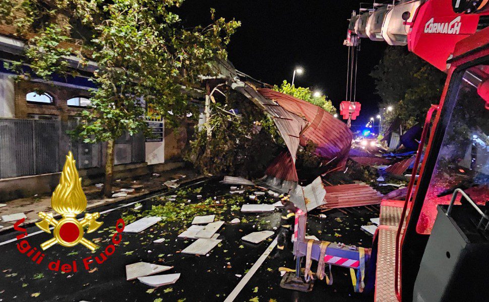 danni crotone maltempo vento 04