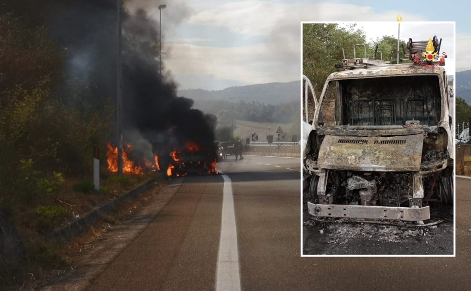 Furgone prende fuoco in transito, chiusa la strada statale 280 - FOTO 53 furgone fiamme lamezia statale 280