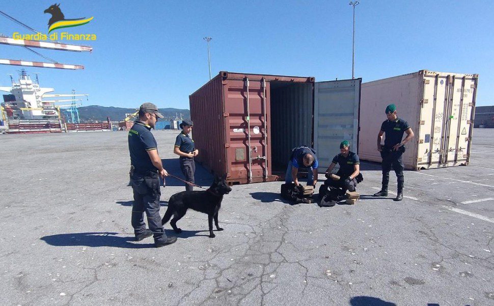 guardia finanza porto vado ligure